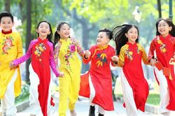 Mặc quần áo mới lúc giao thừa và ngày Tết sẽ may mắn tới mức nào?
