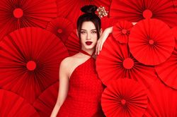 Cận cảnh nhan sắc Hoa hậu Đỗ Thị Hà trong bộ ảnh chào Xuân 2022
