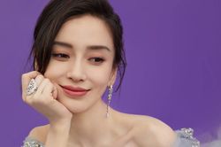 Angelababy không bóc bao lì xì của con