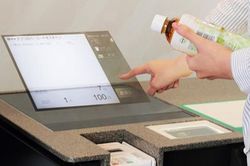 Cửa hàng 7-Eleven Nhật Bản sử dụng màn hình hologram để 'thanh toán không chạm'