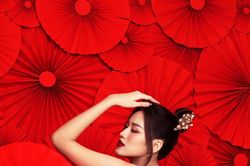 Hoa hậu Đỗ Thị Hà diện yếm đỏ, khoe lưng trần gợi cảm đón xuân
