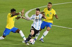 World Cup 2022: Cờ đến tay Brazil và Argentina