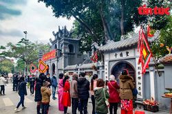 Người dân Thủ đô du xuân với tinh thần phòng dịch cao
