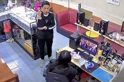 Đi ăn cơm tất niên nhà hàng xóm về, anh chồng liền giơ tay báo cáo vợ khiến dân mạng cười nắc nẻ