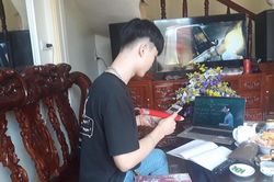 Để mau chóng nhận được lì xì, nam sinh mang hết sách vở ra ngoài phòng khách rồi cặm cụi học hành