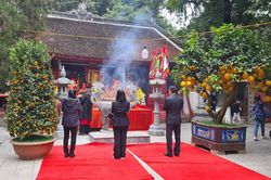 Người dân Lào Cai đi lễ cầu may đầu năm