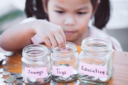 Cách giúp trẻ biết tiết kiệm tiền từ khi còn nhỏ