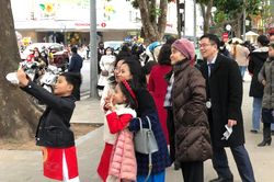 Gió rét, Hà Nội vẫn chật kín người đi du xuân