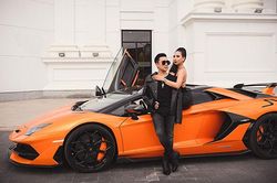 Quang Hà lái siêu xe Lamborghini du xuân cùng 'người tình tin đồn'