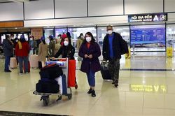 Sân bay Nội Bài đông khách ngày đầu năm mới Nhâm Dần 2022