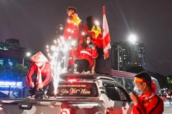 Cổ động viên đổ ra đường ăn mừng chiến thắng của tuyển Việt Nam