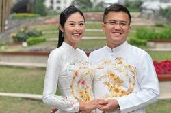 Hoa hậu Ngọc Hân và hôn phu mặc áo dài đôi, tình tứ du Xuân trong ngày đầu năm mới