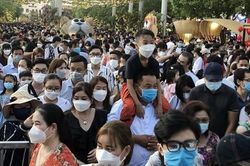 Chen chân ở đường hoa Nguyễn Huệ ngày mùng 2 Tết