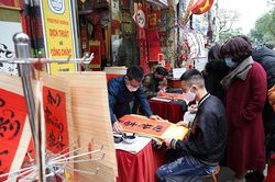 Sĩ tử 'vái vọng', xin chữ đầu năm bên ngoài Văn Miếu