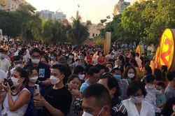 Đường hoa Nguyễn Huệ đông nghịt người du Xuân trong ngày mùng 2 Tết