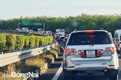 Người dân đi chơi Tết, đường cao tốc TP.HCM - Long Thành - Dầu Giây kẹt xe kéo dài