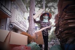 'Ngày Tết tôi chỉ muốn về quê, rồi tặng cháu nội bộ quần áo mới'