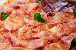 Sự khác biệt khi pizza kết hợp với salami