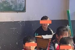 Cậu bé lầm lì, bị cô lập trong lớp học, nguyên nhân bắt nguồn từ thói quen này của bố mẹ