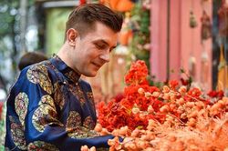 Chàng trai Đức 'hết hồn' khi đi chơi Tết, sợ nhất uống rượu và ăn tiết canh