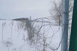 Cận cảnh rào thép gai 100km Ukraina dựng ở biên giới với Nga