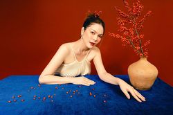 Lý Nhã Kỳ gợi cảm với váy yếm trong ngày đầu xuân