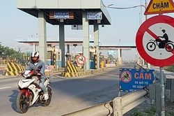 Nhiều xe máy đi vào đường cao tốc TP Hồ Chí Minh - Trung Lương