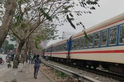Người phụ nữ ôm con nhảy vào đoàn tàu, nghi tự tử