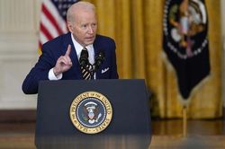 Người Mỹ không còn quá khắt khe với virus, trừ ông Biden