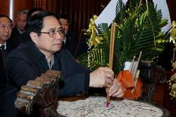Thủ tướng dâng hương tưởng niệm Chủ tịch Hồ Chí Minh