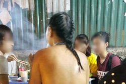 Khoe lưng trần, chị em cân nhắc ranh giới đẹp và phản cảm