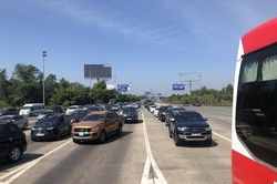 Phương tiện lưu thông tăng cao, nhiều tuyến cao tốc rơi vào tình trạng ùn tắc