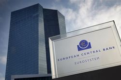 ECB giữ nguyên chính sách tiền tệ bất chấp lạm phát cao kỷ lục