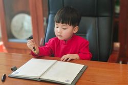 Đầu năm năm mới, Bé Bo nhà Hòa Minzy vào vai Chủ tịch mang hợp đồng lia lịa về cho mẹ