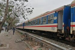 Người phụ nữ bế bé gái lao vào đường tàu ngày mùng 4 Tết, nghi tự tử
