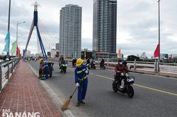 Ra quân tổng vệ sinh đường phố, thu gom rác sinh hoạt