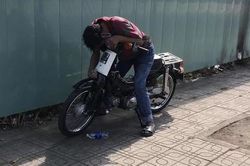 Người đàn ông gục chết trên xe máy dưới chân cầu