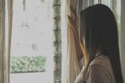 Mỗi lần đi công tác về, lại thấy vợ lôi quần áo ra giặt, vợ: 'Quá bẩn!', tôi: 'Quần áo không bẩn, cô mới bẩn, ly dị!'