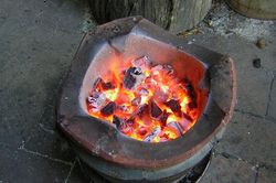 Dùng than sưởi ấm, hai bà cháu tử vong