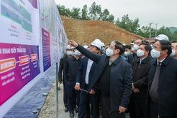 Thủ tướng nhấn mạnh hai vấn đề cần giải quyết liên quan tới các dự án cao tốc