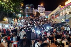 Hàng chục ngàn du khách đổ về, trung tâm Đà Lạt kẹt xe nghiêm trọng