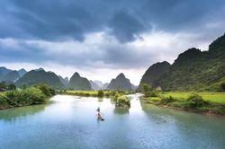 Mùa xuân cuộc đời và thơ Tố Hữu