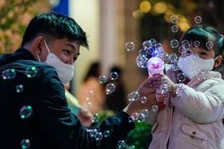 Hà Nội: Phố đi bộ hồ Gươm đông nghịt người tối mùng 4 Tết, cảnh tượng lâu lắm rồi mới thấy
