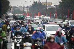 Người dân đội mưa lạnh trở lại Thủ đô trong ngày nghỉ Tết cuối cùng