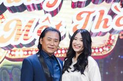 Con gái xinh đẹp của NSND Tạ Minh Tâm xuất hiện cùng bố trên truyền hình