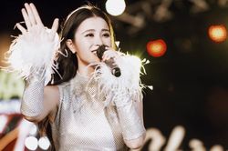 Sân khấu biểu diễn đầu năm của Đông Nhi: Visual 'hết nước chấm', nhưng lại quên lời ca khúc tâm linh này