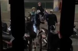 Cô gái cầm mũ bảo hiểm lao vào đánh bạn trai rồi chua chát nói: 'Cho mày bao nhiêu thứ rồi mày đánh tao'