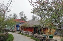 Khám phá kiến trúc nhà người Dao trên lưng núi Putaleng