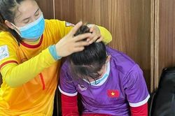 Đồng đội an ủi Chương Thị Kiều sau thành tích lịch sử của tuyển nữ Việt Nam