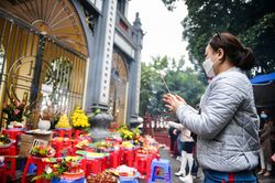 Hàng trăm người đứng vái vọng ngoài cổng phủ Tây Hồ